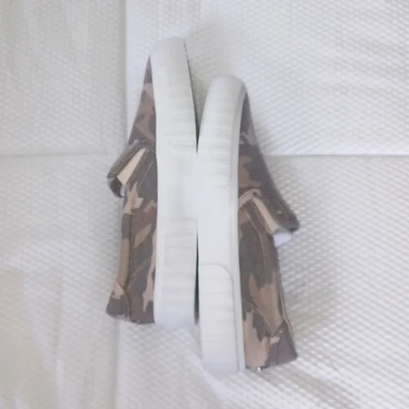 Steve Madden Women's Swiftly Skate Shoe, NEW IN BOX, Tan Camo - Picture 2 of 9